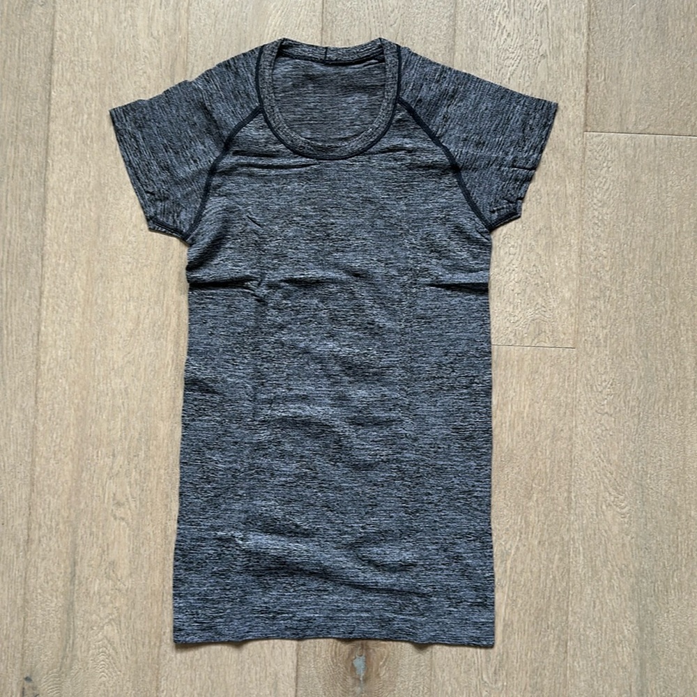 EUC swiftly tech short sleeve berry mist/black size 4 lululemon